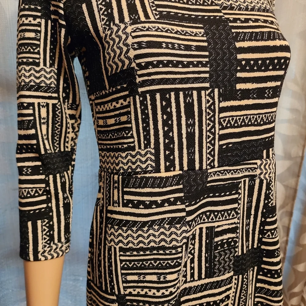 Black and White Abstract Print Dress - Picture 3 of 12